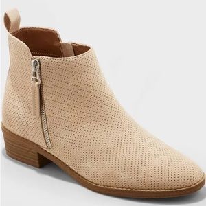 Universal Thread Shoes Women's Universal Thread Marlis Boots size 7.5 wide width